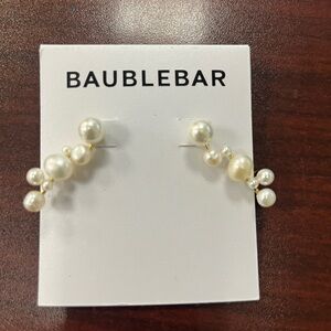 ✨NWT Soraida BaubleBar Pearl Ear Crawler✨